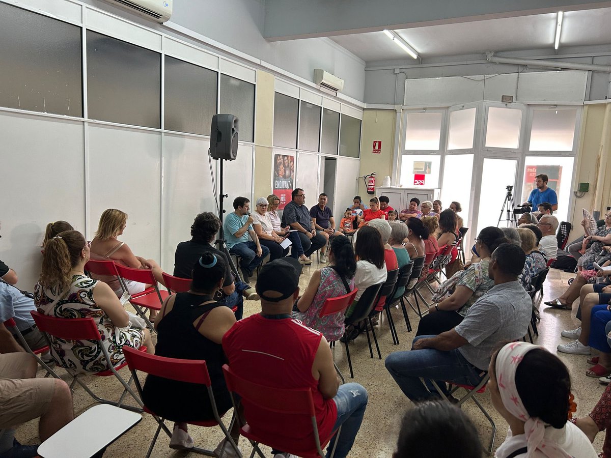 PSCLH's tweet photo. El proper #23J es decideix si caminem endavant o fem marxa enrere. Espanya continuarà avançant de la mà de @sanchezcastejon

Fem territori amb els candidats i candidates de #LHospitalet, avui a l’agrupació nord explicant el projecte socialista!
#EspañaAvanza
#VotaPSC https://t.co/3ud1m7YiX8