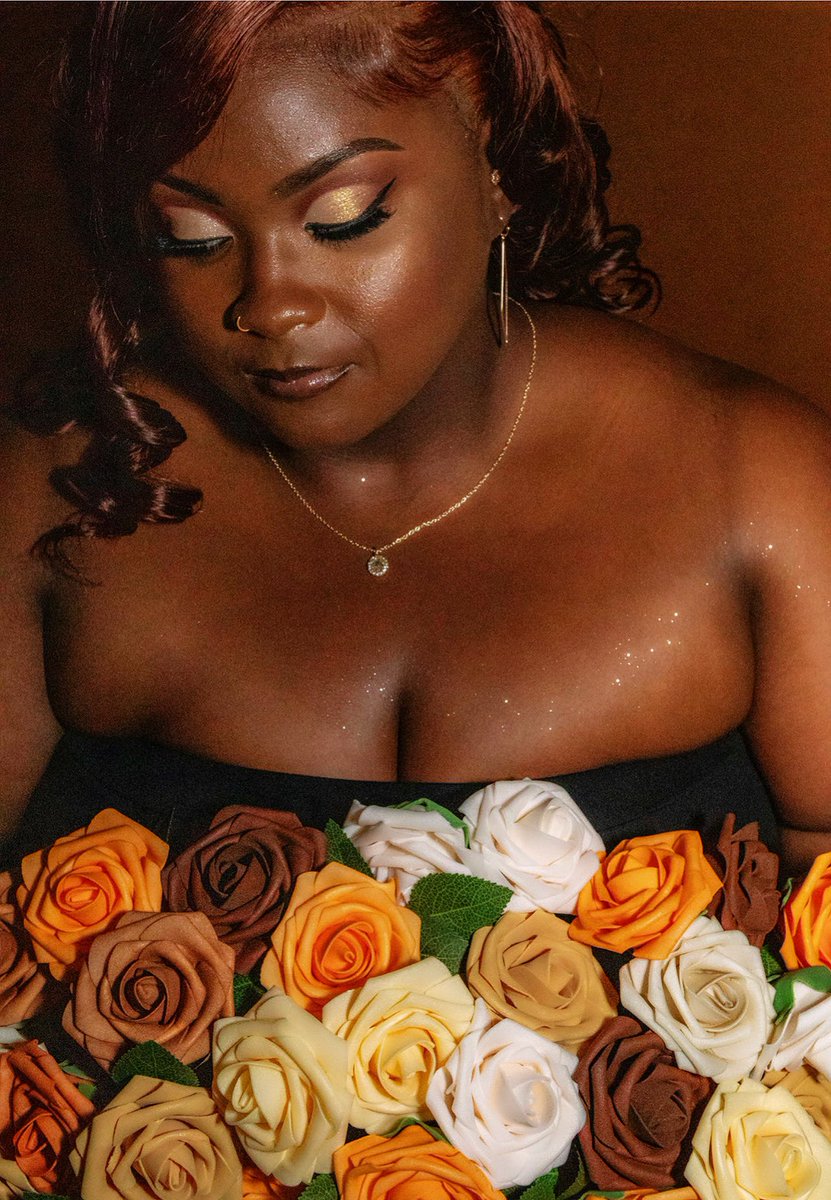 syn_queenbre's tweet photo. Yesterday I turned 25!! Shining like gold, sparkling like glitter!  Cheers to 25 ✨ https://t.co/1kLBjKljLj