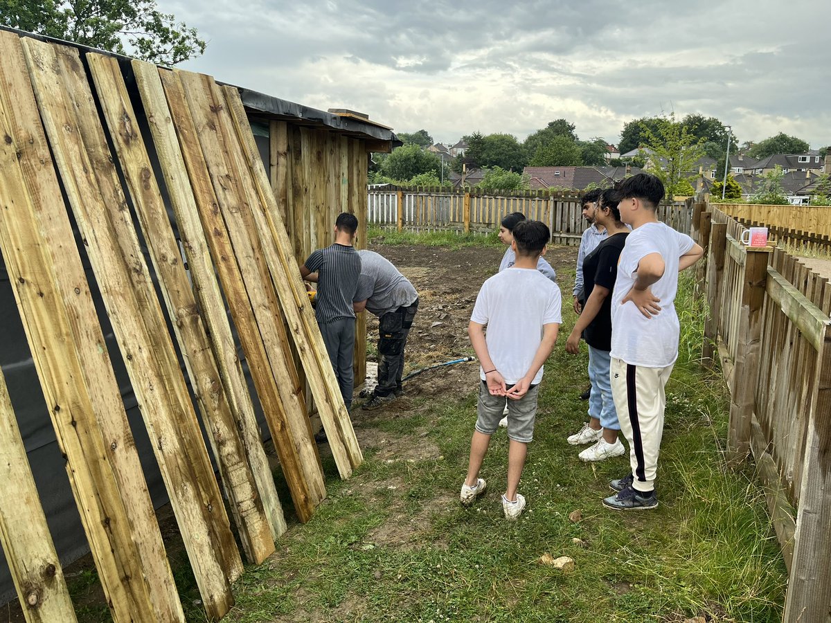 CATCHLeeds's tweet photo. Another weekend at @carr_manor with pupils and young volunteers to continue building a barn for goats 🐐🐐 joined by Andy from #EdenDevelopments. The rain didn’t stop us! This is a great opportunity for us to get out into the community whilst teaching young people skills. https://t.co/hVN5tPnB90