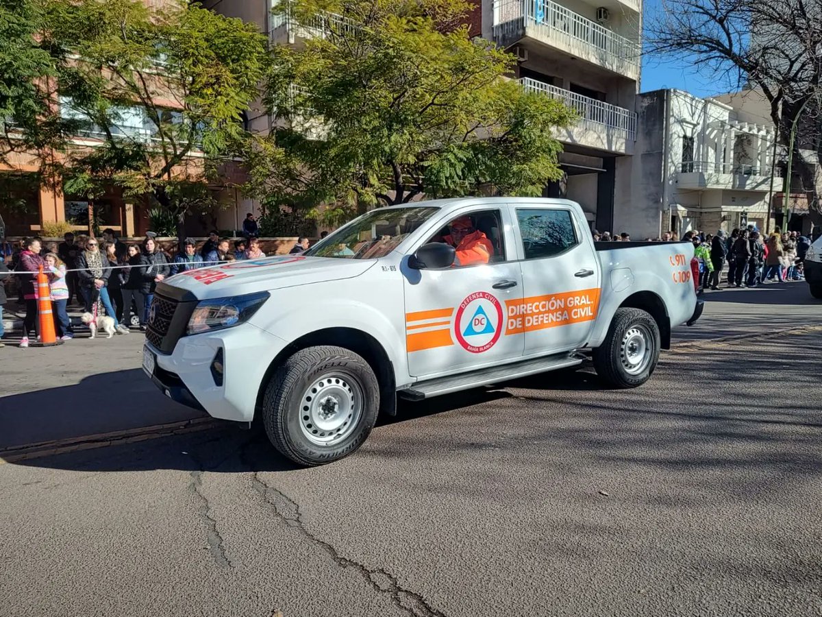 9 de Julio, día de la Patria, Desfile Cívico Militar y defensa civil no solo desfiló, también presto colaboración en el cuidado de las personas que asistieron y se concentraron a lo largo de Av. Alem...
