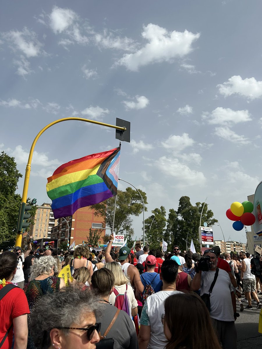 zuzzugiups's tweet photo. Latina è una città complessa con una storia ancora più complessa alle spalle e non era scontato che il #LazioPride scorresse liscio.
Invece, come sempre, è stata un’esperienza bellissima e partecipata!! 🌈🏳️‍🌈 https://t.co/pAaCQ6Mldl