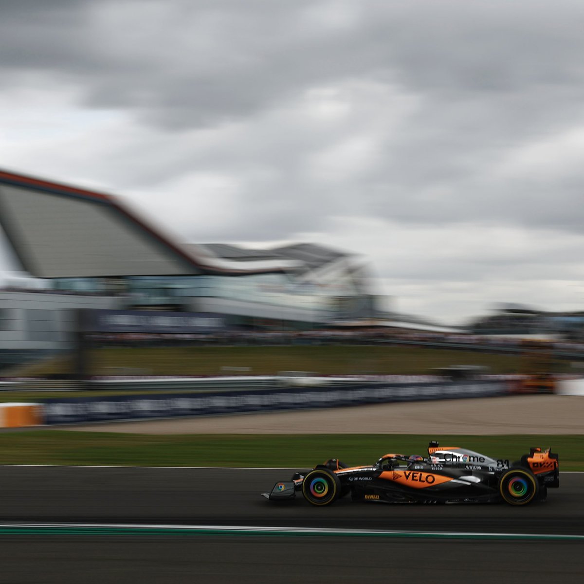 OscarPiastri's tweet image. Safety car didn’t get the memo. But what a car! 🧡