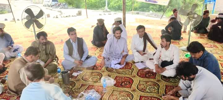 umarsherani9's tweet photo. آج زوب میں ڈی سی آفس کے سامنے اپنے ساتھیوں سمیت ضلع شیرانی دھنہ سر پولیس پر حملے کے خلاف احتجاجی دھرنے میں شرکت کی ۔
آٹھ روز گزرنے کے باوجود ملکی میڈیا ، عدالتیں پارلمان پوری مشینری خاموش ہیں ۔
#ZhobSitIn https://t.co/hKi0dEKCNk