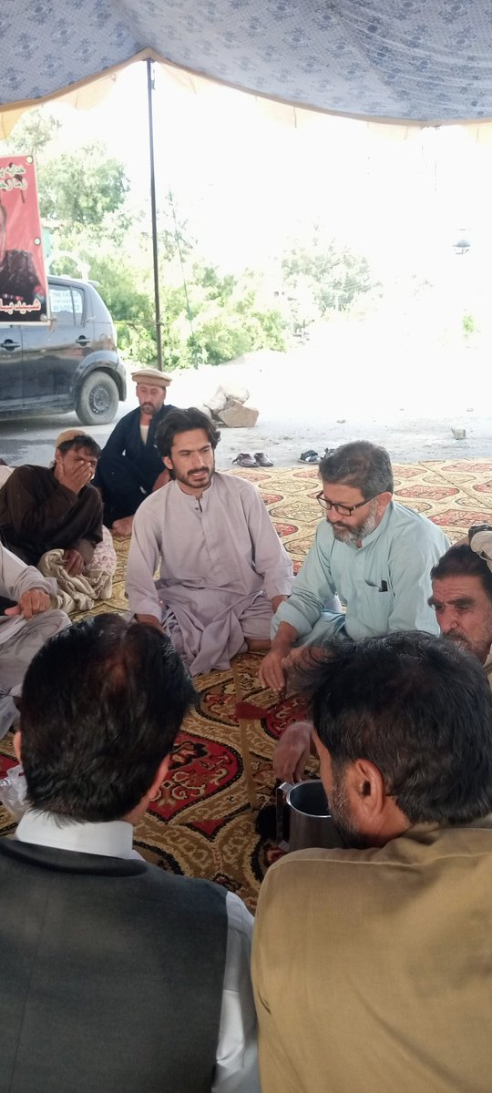 umarsherani9's tweet photo. آج زوب میں ڈی سی آفس کے سامنے اپنے ساتھیوں سمیت ضلع شیرانی دھنہ سر پولیس پر حملے کے خلاف احتجاجی دھرنے میں شرکت کی ۔
آٹھ روز گزرنے کے باوجود ملکی میڈیا ، عدالتیں پارلمان پوری مشینری خاموش ہیں ۔
#ZhobSitIn https://t.co/hKi0dEKCNk