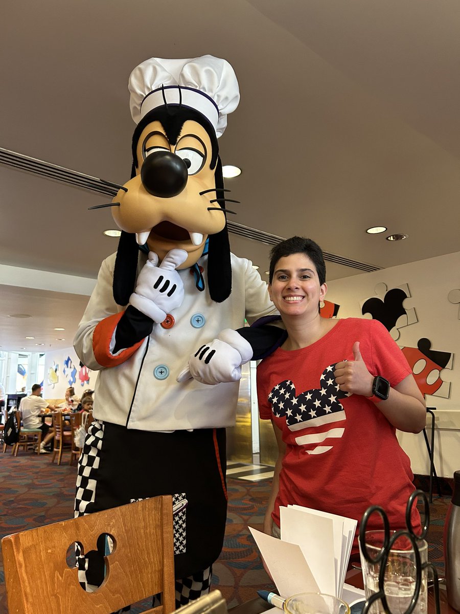 andrealcutie's tweet photo. Character breakfast at Chef Mickey’s🥞 🍳🤩#familyvacay #orlando #florida #disneyworld #disneyscontemporaryresort #chefmickeys #photodump https://t.co/rJ48Y8DCZq