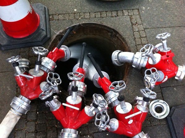 FFEppendorf's tweet photo. 3 Zugeinsätze in 12 Stunden
 
- Lage 1: ca. 480.000. l Wasser nach Starkregen in unterirdischen Schacht gelaufen, Einsatzauftrag: Lenzmaßnahmen mittels E-Tauchpumpen
- Lage 2 &amp; 3: größerer Baum gefallen, Lagebewertung und abtragen des Baumes aus dem Korb über DL https://t.co/pbr5hZGchO