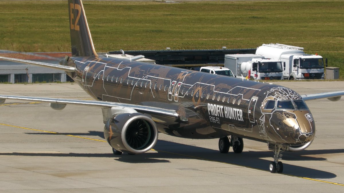 GvaSpotter's tweet photo. This Embraer E195-E2 PR-ZIQ in the beautiful "Profit Hunter - Tech Lion" livery !

Video: https://t.co/UcDXAgJ0m8 https://t.co/8Vs0o2wtJd