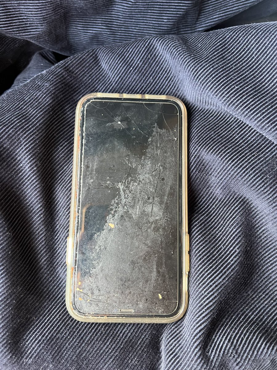arthurpietrzak_'s tweet photo. IPHONE 11 (bleu/vert clair) retrouvé aux #Ardentes ‼️

RT SVP pour que le téléphone retrouve son propriétaire ! 🙏 https://t.co/4hqWVZx8Aj
