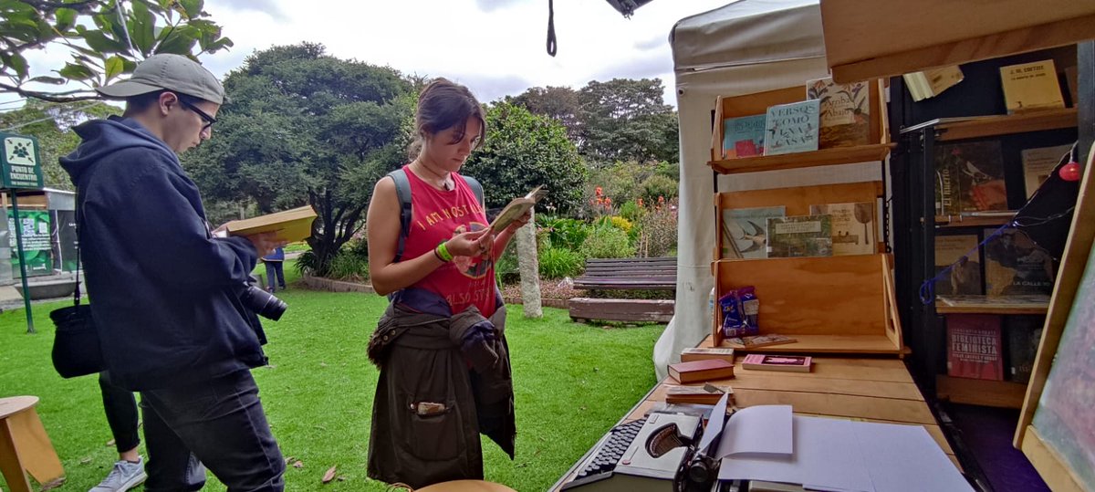 BibloRedBogota's tweet photo. En el #TruequeLector no solo intercambiamos libros físicos, también cambiamos experiencias de lectura con otras personas.🥺😄

¡Anímate a participar, te esperamos en el Jardín Botánico hasta las 5 p.m.!🕔 https://t.co/eRNhApV2Nj