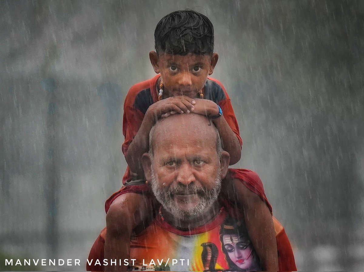 Kanwariya (Lord Shiva devotee) carring holy water from the Ganga walks with a kid amid heavy monsoon rains in the holy month of Sharvan, in New Delhi.

#KanwarYatra #kanwariya #monsoonrains #DelhiRain 

Photo 📸 by @ManvenderVLav / @PTI_News