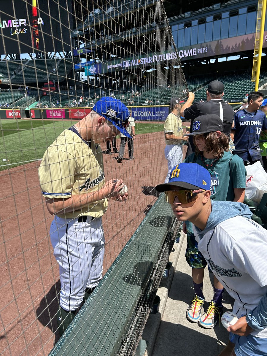 Very proud to see our client, Toronto <a href="/BlueJays/">Toronto Blue Jays</a> <a href="/SemRobberse/">Sem Robberse</a>, participate in the 2023 <a href="/MLB/">MLB</a> All-Star Futures Game. Great to see him recognized as one of the top prospects in the game. Bright future ahead! ⭐️🇳🇱 

<a href="/44ProCustom/">44 Pro</a> <a href="/FisherCats/">New Hampshire Fisher Cats</a> #TeamESM #MLB #BlueJays