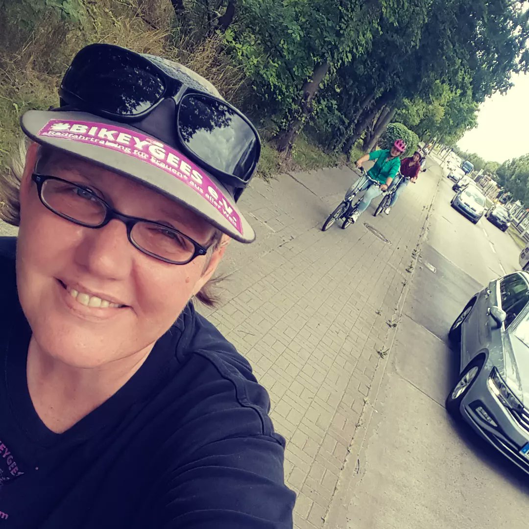 bikeygees's tweet photo. Schon kleine Touren können große Freude bringen. 😍🚴‍♀️🌼🌿🚲🌞 #cyclingisfreedom #radfahren #einfachmachen #GesellschaftlicherZusammenhalt #bgzvorort #berlin und #überall #cyclingunites #solidarität #teamlove 🌼🌿🚲🤘🏼 https://t.co/YVLLK5ttSc