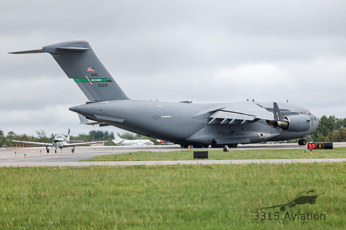 3315Aviation's tweet image. Give way to the back taxiing Beech. Love some C-17s from the @62dAirliftWing out of @JBLM_PAO. #planegeek