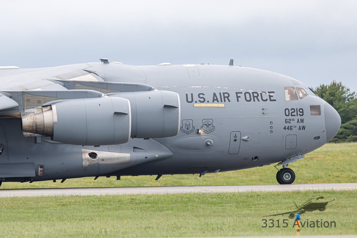 3315Aviation's tweet image. Give way to the back taxiing Beech. Love some C-17s from the @62dAirliftWing out of @JBLM_PAO. #planegeek