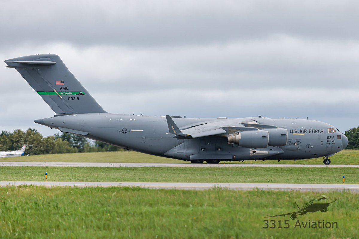 3315Aviation's tweet image. Give way to the back taxiing Beech. Love some C-17s from the @62dAirliftWing out of @JBLM_PAO. #planegeek