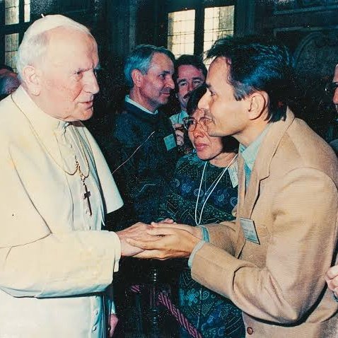 "Pela Igreja, pelos jovens, pelos homens". Quem diria que a oferta de um jovem aos pés de são João Paulo II alcançaria tantas almas para Cristo. Feliz 41 anos, Comunidade Católica Shalom!