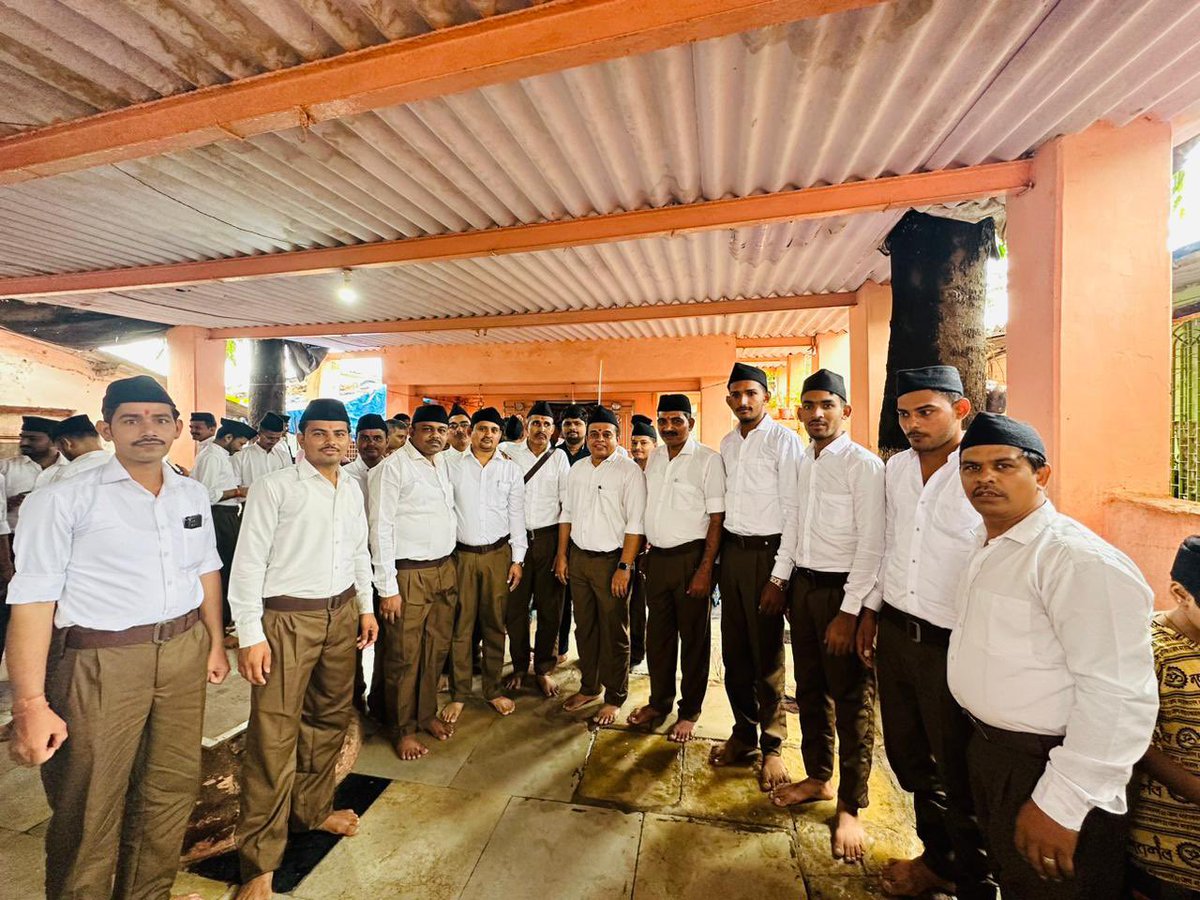 GaneshShetty009's tweet photo. श्री गुरु पूजन सोहळा 🚩
राष्ट्रीय स्वयंसेवक संघ
गुरुपौर्णिमेच्या शुभ मुहूर्तावर आयोजित गुरुपूजन उत्सवात सहभागी होण्याचा आणि परम पवित्र ��गव्या ध्वजाचे पूजन करण्याचे सौभाग्य लाभले
@hemantshinde511 

@RSSorg @BJP4Mumbai @BJYM_NW_Mumbai 

@BhatkhalkarA 
@AmeetSatam 
@mohitbharatiya_ https://t.co/R7hYgeTGtg