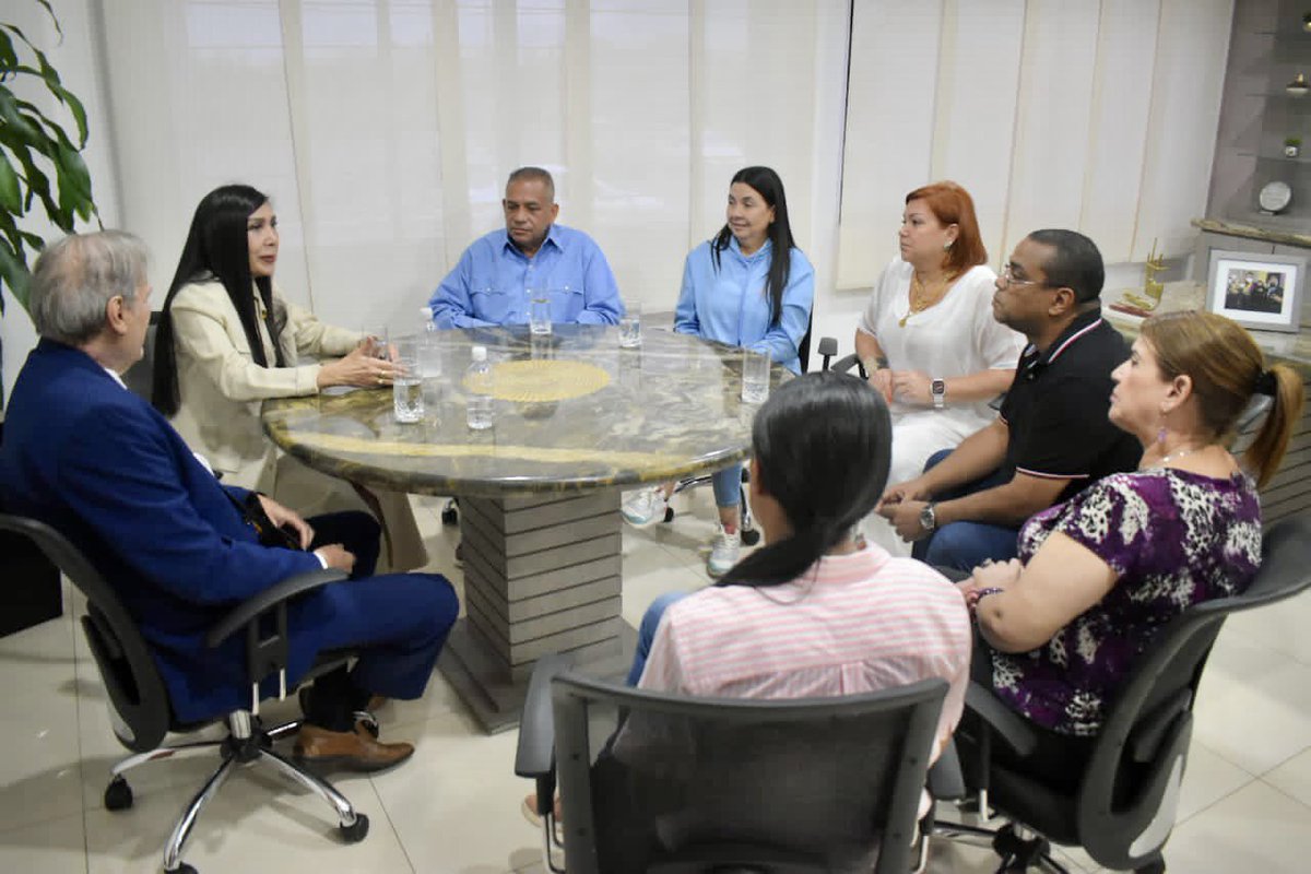 amarcanopsuv's tweet photo. Bienvenida hermana presidenta del @TSJ_Venezuela Gladys Gutiérrez @GladysTSJ al estado BOLÍVAR. Reciba en nombre de este pueblo que está renaciendo todo el cariño y el amor para seguir luchando por la Justicia Social y la Suprema Felicidad de nuestra gente . Dios bendiga siempre https://t.co/YJj1kULUMJ