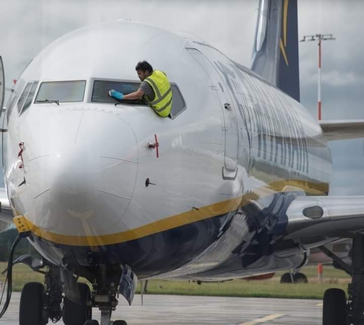 Sholla Adam 🇰🇪 on Twitter "An Aeroplane cleaner was cleaning the Pilot