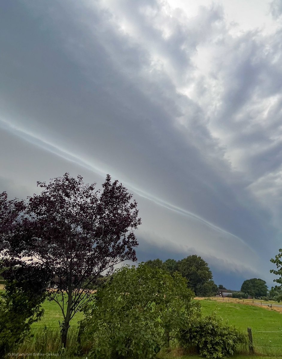 Indrukwekkende luchten vanuit de achtertuin in Dalfsen om 17.50… @weermanreinier <a href="/weeronline/">Weeronline</a> <a href="/BuienRadarNL/">Buienradar</a> <a href="/Weerplaza/">Weerplaza.nl</a>