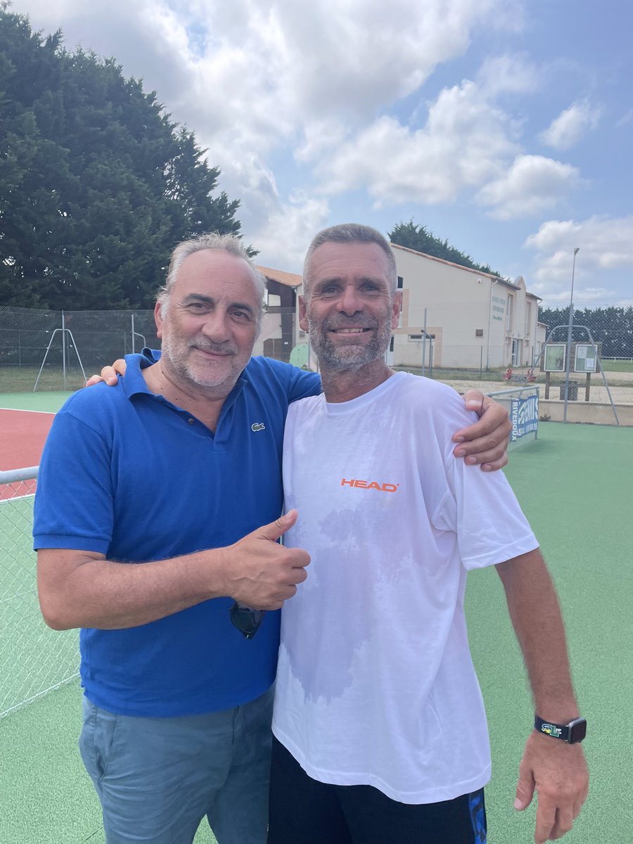 Ce n’est pas un film mais bel et bien du sport sur un terrain de tennis de la vienne👍