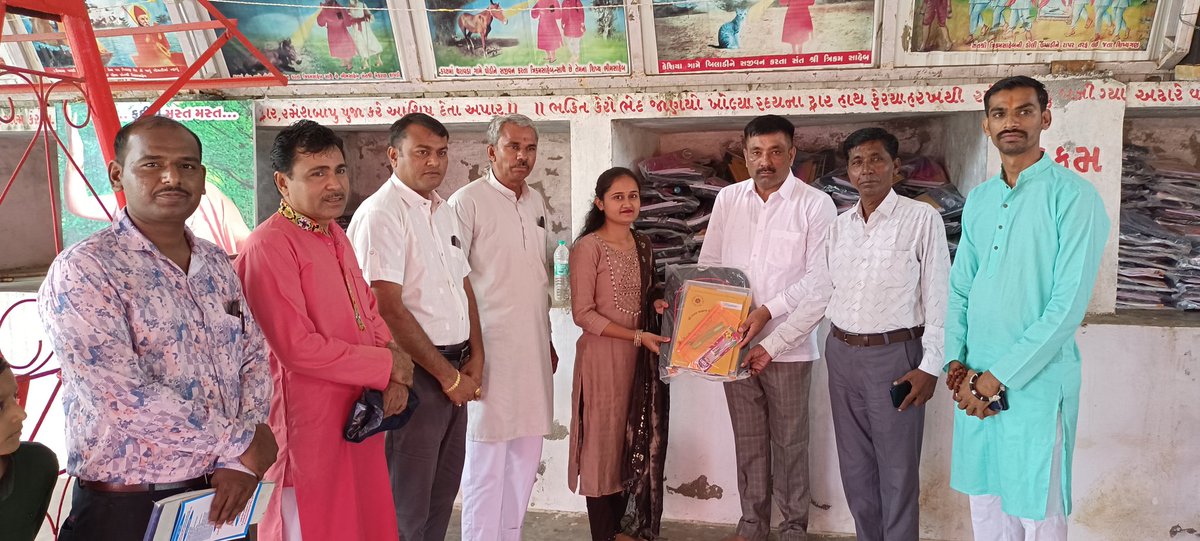 RaviNamori's tweet photo. સંત શ્રી ત્રિકમસાહેબ મંદિર કુકમા તા.ભુજ-કચ્છ મધ્યે .
શ્રી અખિલ કચ્છ ગરવા ગુરુ બ્રાહ્મણ સમાજ (ઉગમણા-પરગણા) દ્રારા આયોજીત સરસ્વતી-સન્માન માં ઉપસ્થિત રહીને  સમાજના વિધાર્થી ને પ્રોત્સાહન આપ્યું.. https://t.co/LJLjtCWvsv