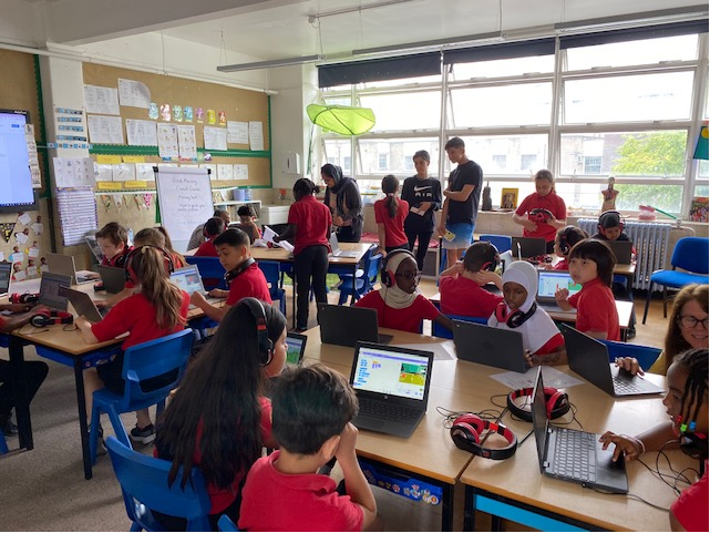 katypotts's tweet photo. 50+ Parents at Exhibition of Learning
Pooles Park Primary Led School Council 
-Summer Holiday Activities  
-Fun Safe Learning Offline + Online day 
🏓@summerversity @Islingtonlibs 📚
-#OnlineSafety #Digital5ADay Inc. 
@bbcbitesize @busythings @raspberrypi @cgpbooks
@ChildrensComm https://t.co/FWynEKn7iC