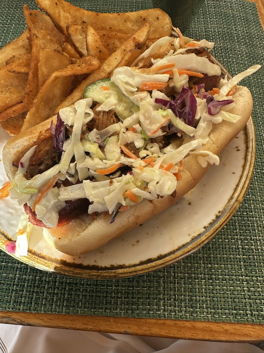 cierruhhhhhh's tweet photo. @linhmhoang Pulled pork slaw dog https://t.co/OHnDb4aYU0