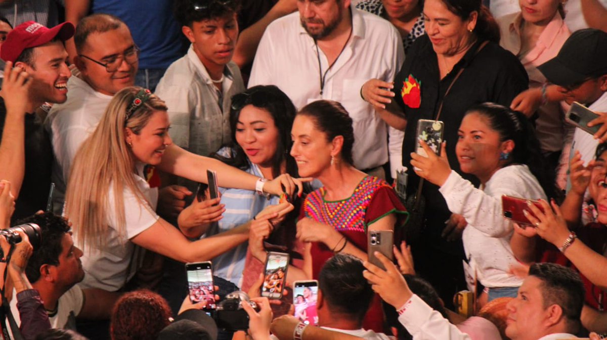 CorazonesTuxtla's tweet photo. Claudia Sheinbaum en Tapachula y Tonalá, se llevó los 𝘊𝘰𝘳𝘢𝘻𝘰𝘯𝘦𝘴 𝘢𝘭 𝘗𝘰𝘳𝘷𝘦𝘯𝘪𝘳.

#YaEmpezamos
#SigueACorazones
#CoarzonesalPorvenirTuxtla
@zoerobledo https://t.co/tt50Eb98tS