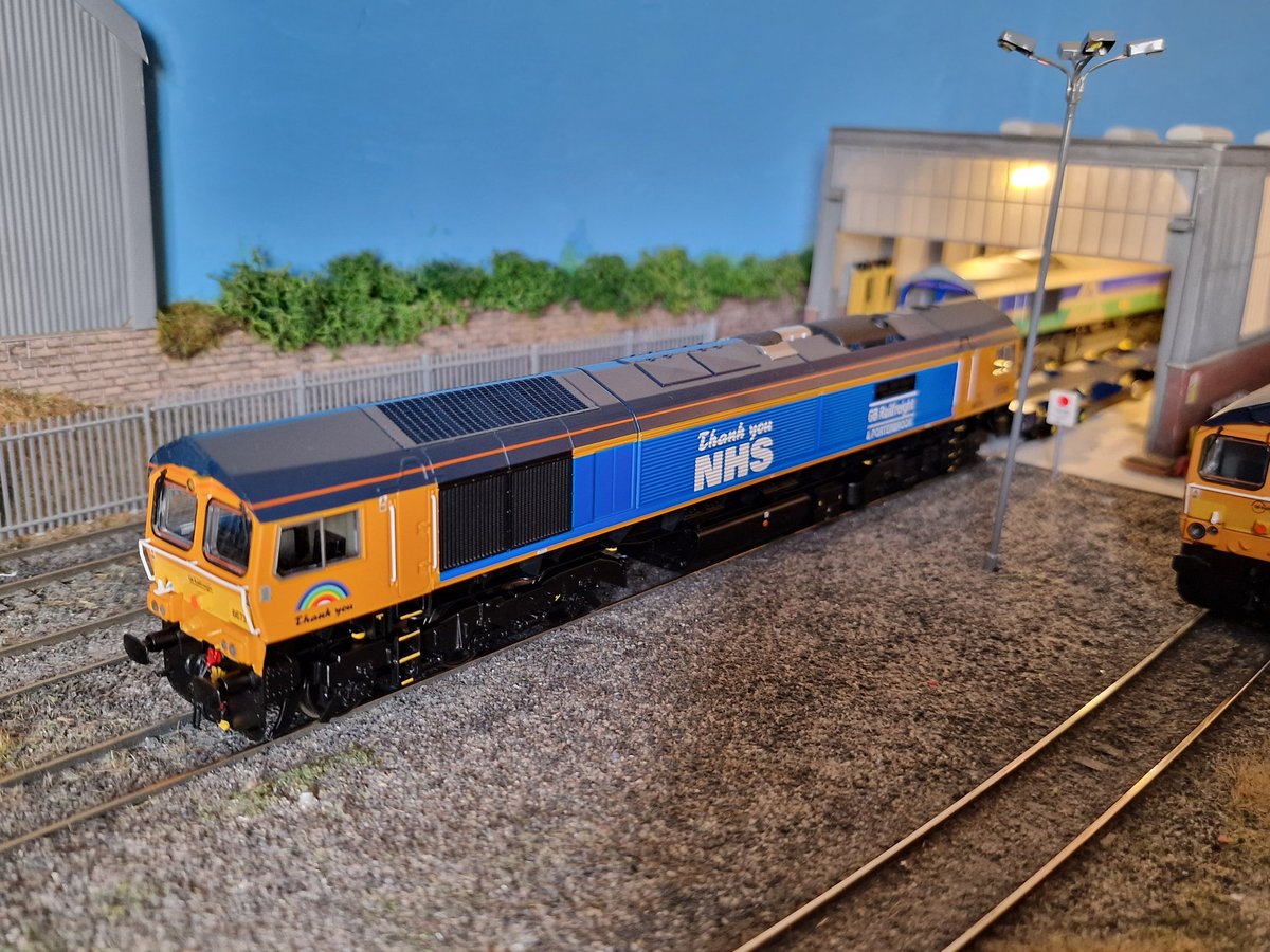66720 with a FEA wagon for maintenance arrives 6Z67 from Doncaster Down Decoy, where 66731 then attached to other end for working the return the following day #TMRGUK #modeltrains #modelrailways