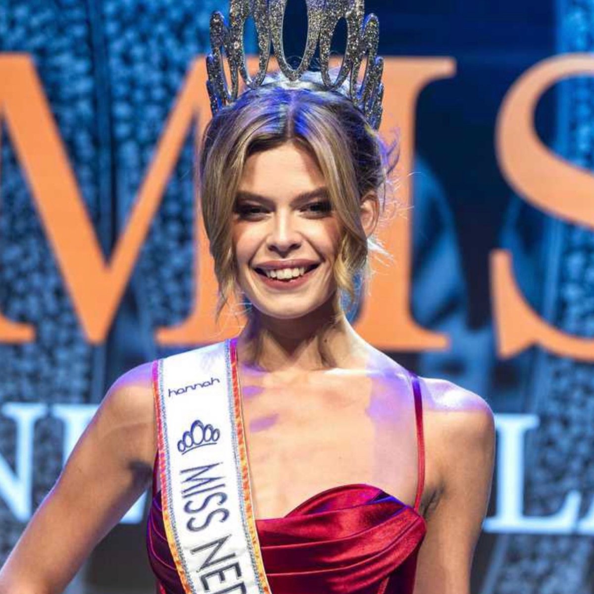 JonathanMurciaD's tweet photo. Bueno amigos, con ustedes, Miss Holanda 2023. Es un hombre biólogico. Ahora los hombres ganan reinados de belleza femenina. Paradójicamente el “patriarcado” sigue imperando.

Estos reinados siempre me parecieron extraños, incluso cuando no era cristiano, me preguntaba, ¿por qué una mujer se sometería a una vida tan rígida, operaciones, exposición de su cuerpo, ¿por qué buscan esa aprobación? Sí, serían por un año, en teoría”, la mujer más bonita del mundo” Pero, ¿y las virtudes internas?

El hecho es que este tipo de concursos solo muestran que el ser humano vive con el deseo de ser aprobado, de jalar los reflectores a su ego, en esto es superior la cosmovisión cristiana, ¿Por qué? Porque vivimos como justificados, el sacrificio de Cristo en la cruz ya hizo ese juicio, y nos declaró libres y suficientes, somos y vivimos aprobados por Dios, no necesitamos la aprobación de la gente, ni por estética, ni por virtudes ni por obras, experimentados la libertad del Evangelio. 

En palabras de Keller referenciando a Pablo: ¿No les gustaría vivir así? Una vida conforme, no queriendo figurar, hacer las cosas por libertad, estar conforme con los segundos lugares, o detrás de bambalinas, en donde no necesites la aprobación de nadie y tampoco te molesten los halagos y aplausos cuando haces las cosas bien, tu ego no se hincha porque tu ego ya está lleno, eres aprobado por Dios.

El Evangelio es libertad.