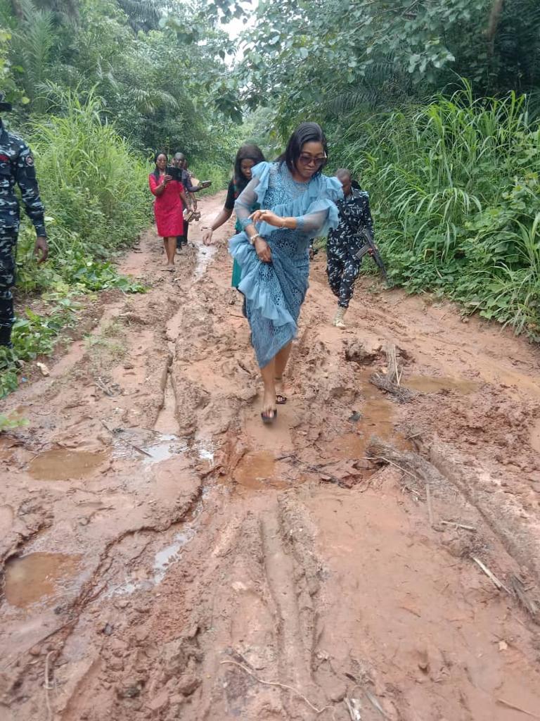 Eaglepostng's tweet photo. For a better Abia...

Mrs. Ifeoma Thomas, Special Assistant to Governor @alexottiofr on Vulnerable Groups and Poverty Alleviation making her way into Ulonna North for a community engagement programme... https://t.co/p9FVQG0Zk5