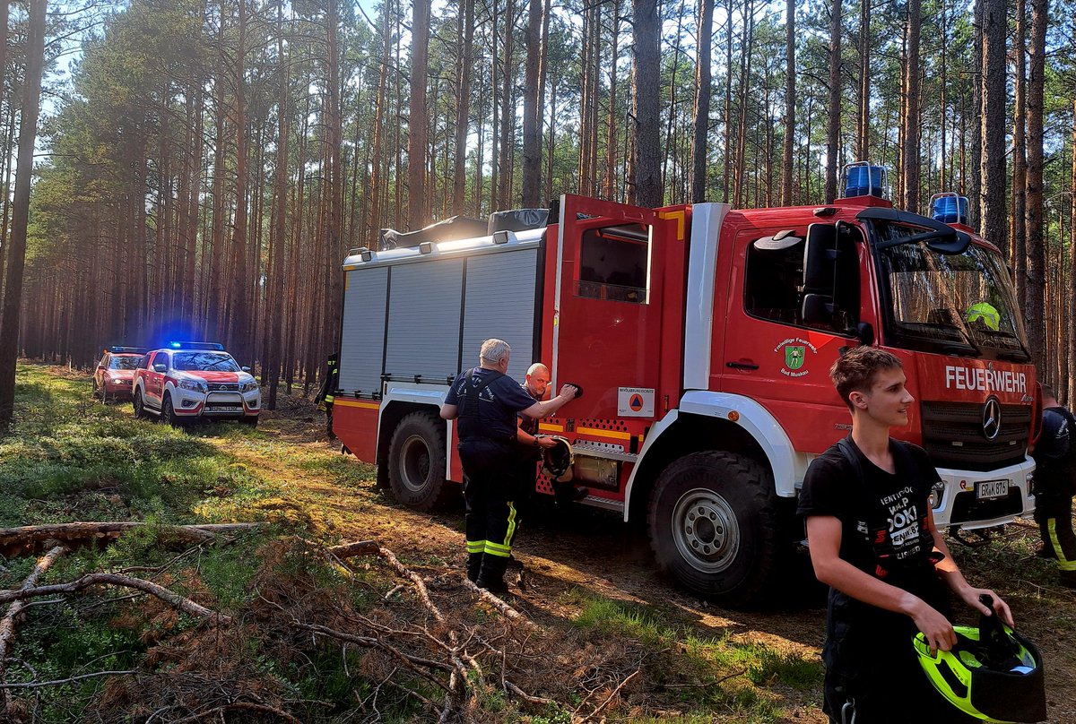 FFDoebernLand's tweet photo. Einmal in der Woche ohne Feuerwehr und Zeit in Familie  - leider Fehlanzeige 🔥🚒

Danke an die 55 Einsatzkräfte aus dem Amt Döbern-Land und aus Bad Muskau (Sachsen)🧑‍🚒👩‍🚒🤝 https://t.co/JHxgbI2Uft