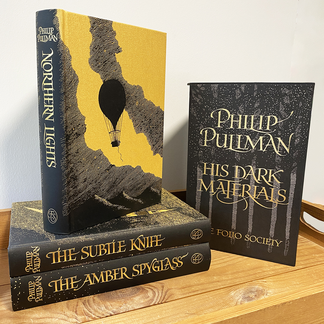 The Northern Lights (also known as The Golden Compass) was first published in 1995 this month. Since publication, @PhilipPullman's His Dark Materials trilogy has won millions of readers and countless awards. This edition is illustrated by Peter Bailey: https://t.co/HNvfBoHp2W https://t.co/1bIsQt1ot7