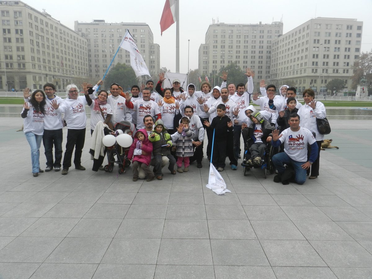 AmordePapa's tweet photo. Y seguimos celebrando los 10 años de LA LEY MÁS LINDA DE TODAS, que consagró las figuras legales de #CUSTODIACOMPARTIDA y #CORRESPONSABILIDADPARENTAL , que tanto bien ha significado.

Ahí estamos, el 16/6/13 en Palacio de La Moneda, tras la promulgación de nuestra #LEYAMORDEPAPÁ https://t.co/Y55VzggatU