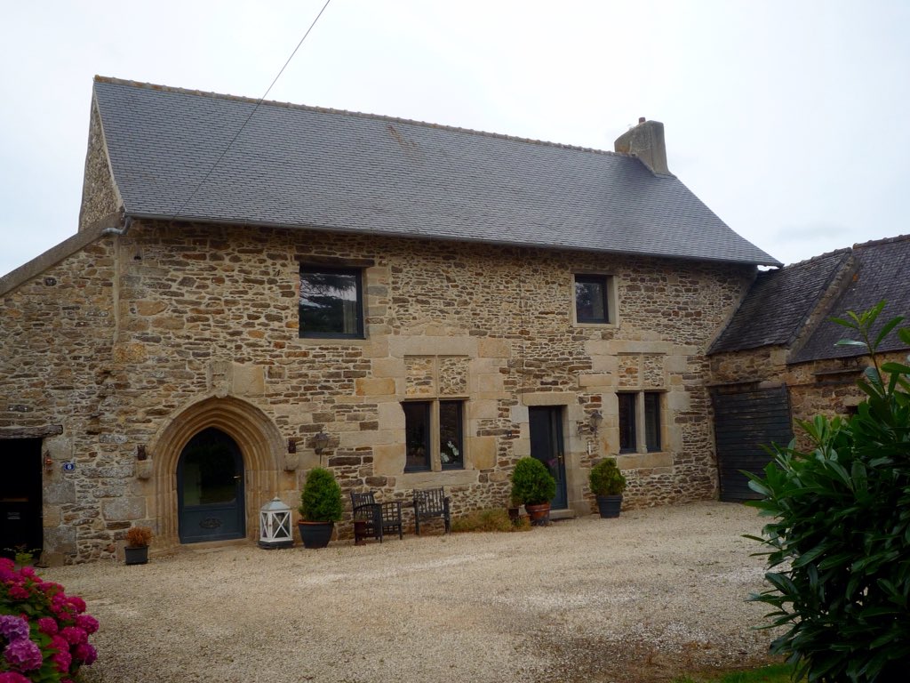 CreachQuevilly's tweet photo. Manoir de Keroulaouen, XVe s., dans la campagne de Plougoulm, Finistère, édifié sur le même modèle que le manoir de Kerhoant, à Saint-Pol de Léon. (photo Joëlle Creac'h).
#Plougouloum #Kastell-Paol, #Breizh #MagnifiqueFrance #BaladeSympa https://t.co/1Bz5uOE8i8