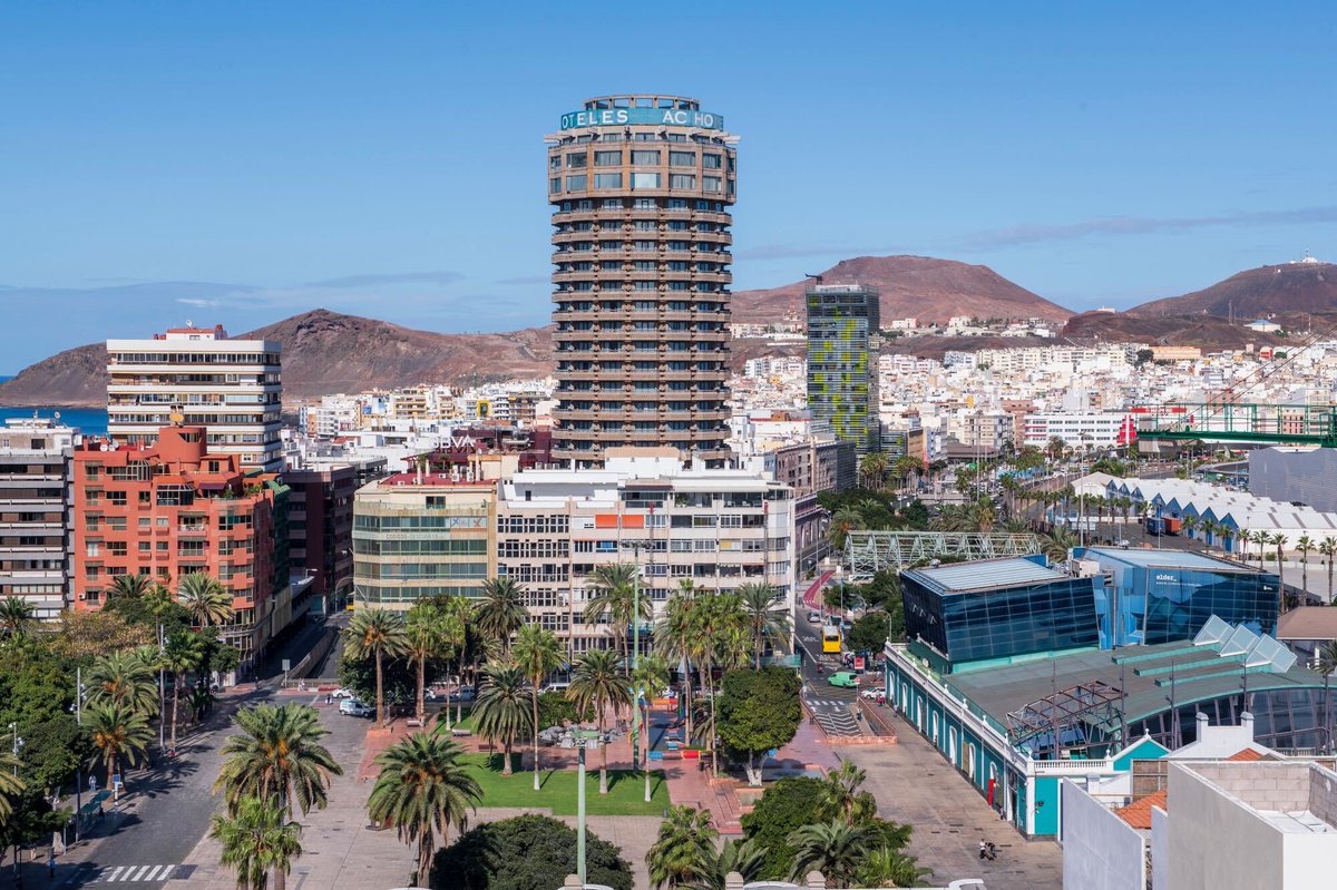 LpaVisit's tweet photo. Disfruta paseando por el #ParquedeSantaCatalina y el Parque Marítimo de Santa Catalina

Por la zona encontrarás una amplia oferta gastronómica para pasar una buena tarde de domingo. 

#LPAVisit #CapitaldeVida https://t.co/LAMacuzoQp