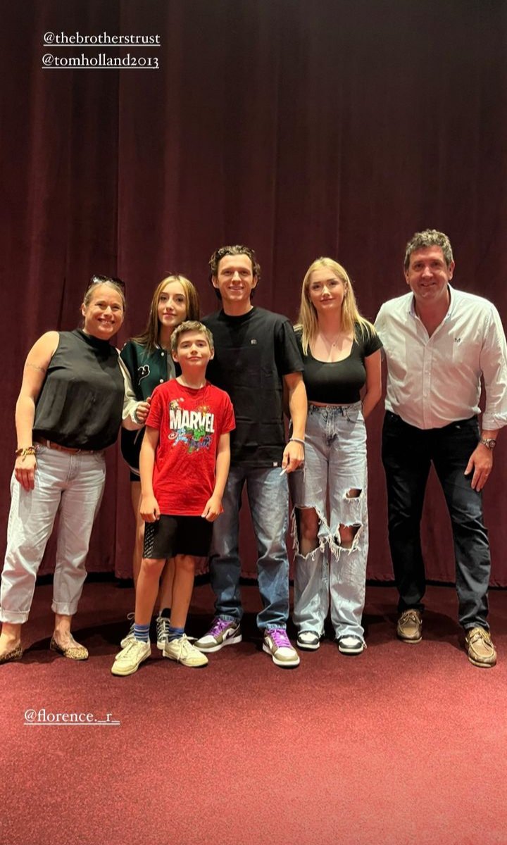 TomdayaBrasil's tweet photo. Sempre um querido com crianças! 🥹

Mais de Tom Holland com fãs, hoje, durante o evento do The Brothers Trust. 

📸 daisy._.richards https://t.co/aAjRFYEN0r