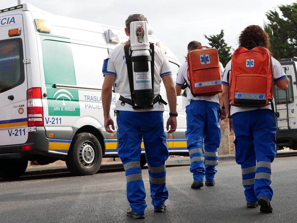 A todos los políticos que estudian jubilarnos a los 70 años. 
De verdad creéis que Un Técnico, una enfermera y un Medico de 70 años, pueden subir 30 kilos de equipo a una 5 planta sin ascensor y atenderlos genial?  #jubilacion70 #tesvisible Habéis perdido el sentido común.