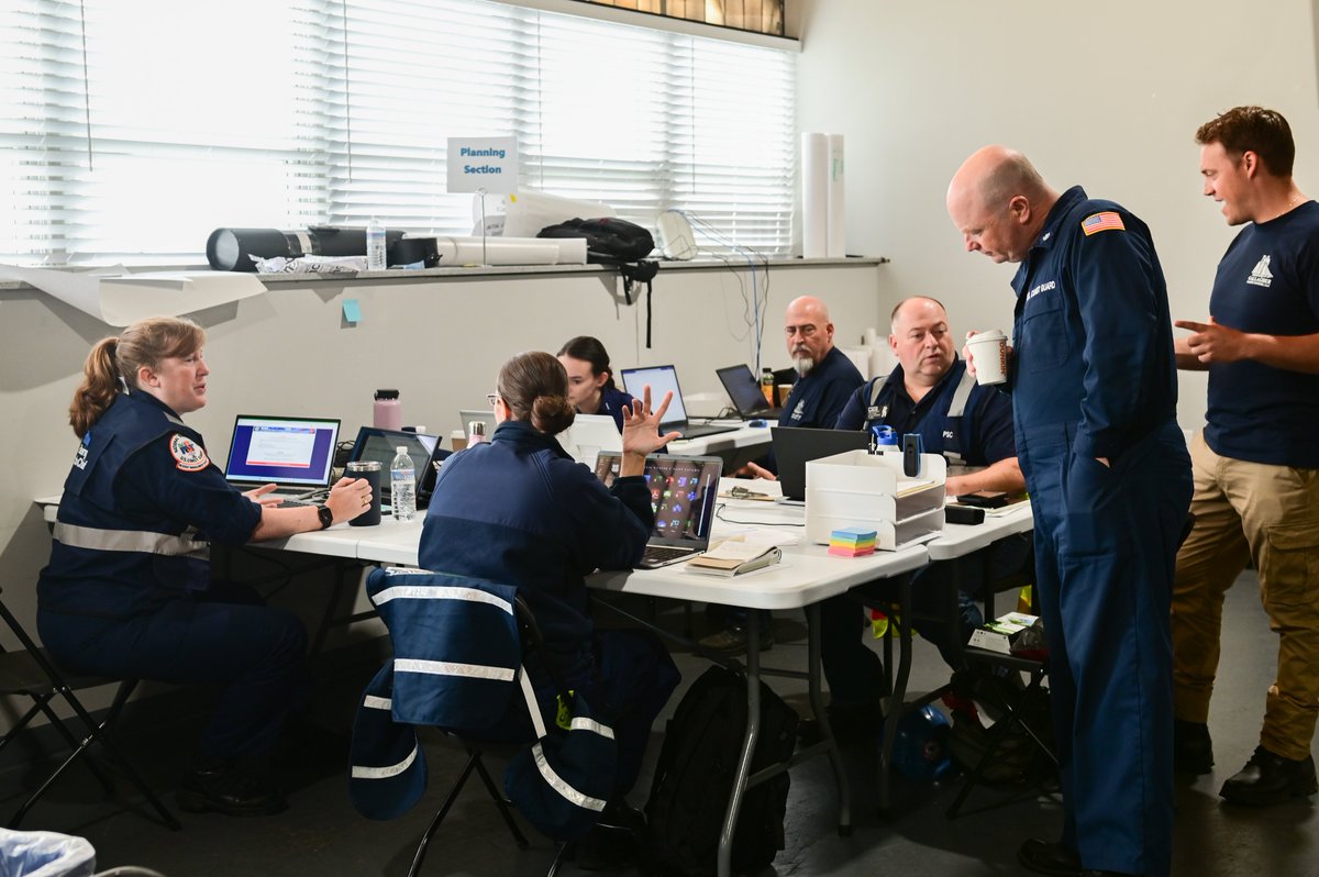 USCG_Tri_State's tweet image. Members of the Port Newark Vessel Fire #IncidentCommandPost plan and organize continued response efforts. #Incidentcommandsystem