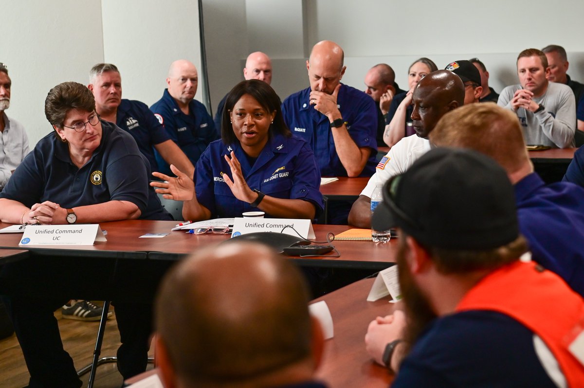 USCG_Tri_State's tweet image. Members of the Port Newark Vessel Fire #IncidentCommandPost plan and organize continued response efforts. #Incidentcommandsystem