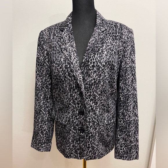 fourbirdsflying's tweet photo. So good I had to share! Check out all the items I'm loving on @Poshmarkapp #poshmark #fashion #style #shopmycloset #83highstreet #mango #captureeuropean: https://t.co/1hIft3JJ7z https://t.co/24yBlhnAUL