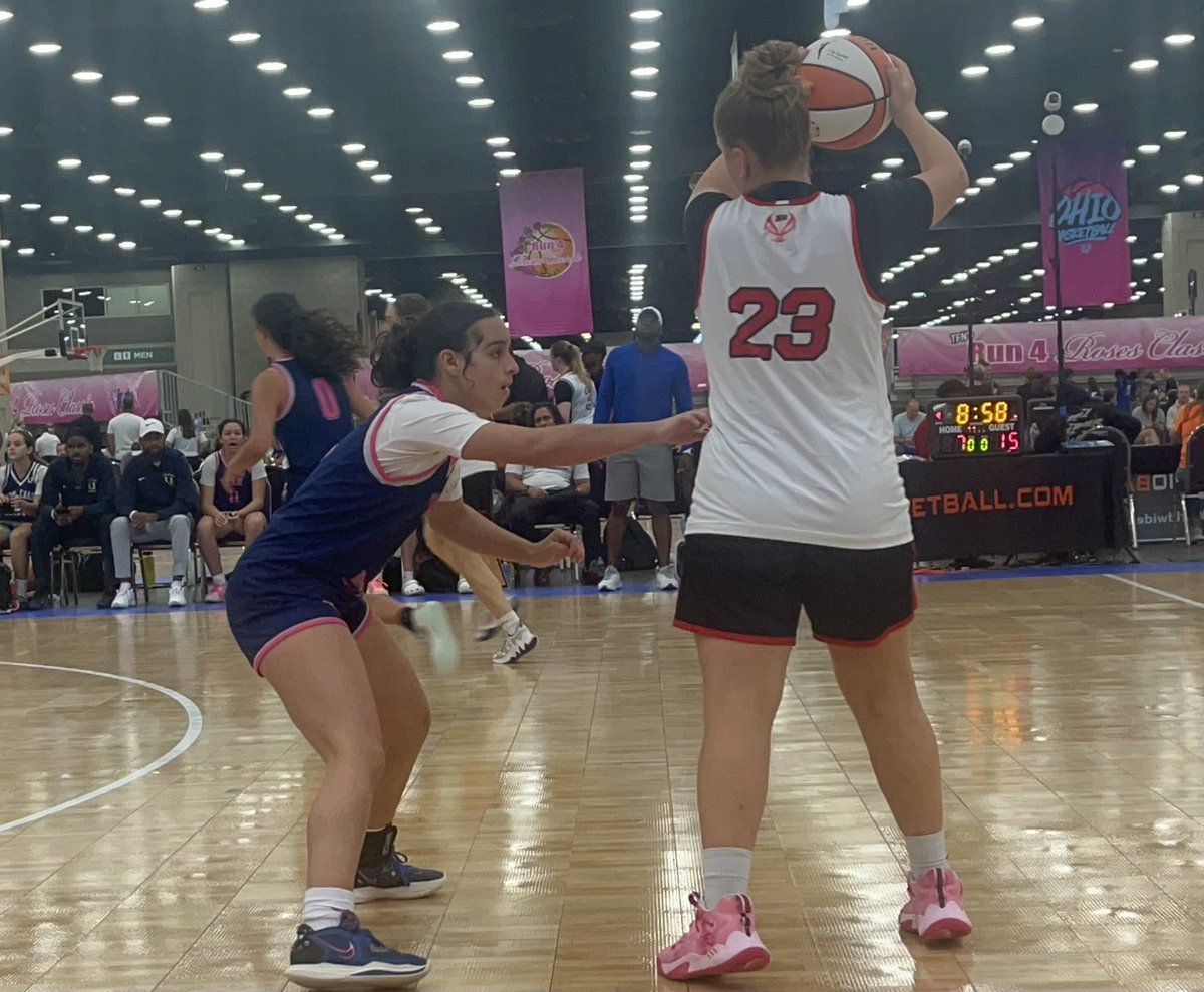 Still at the roses 🌹 ⛹🏽‍♀️🏀🌹til Tuesday. 2 WINZtoday.. catch me tomorrow at 10:15 court 45..ECU Richardson 2026 point guard who is not afraid of the mismatch on defense. @SUTSReport @NE2KHoops @EcuNflorida @ECunitedbball @Erisch_2 @EJMurray8 @CoachMurano @UNC_Basketball