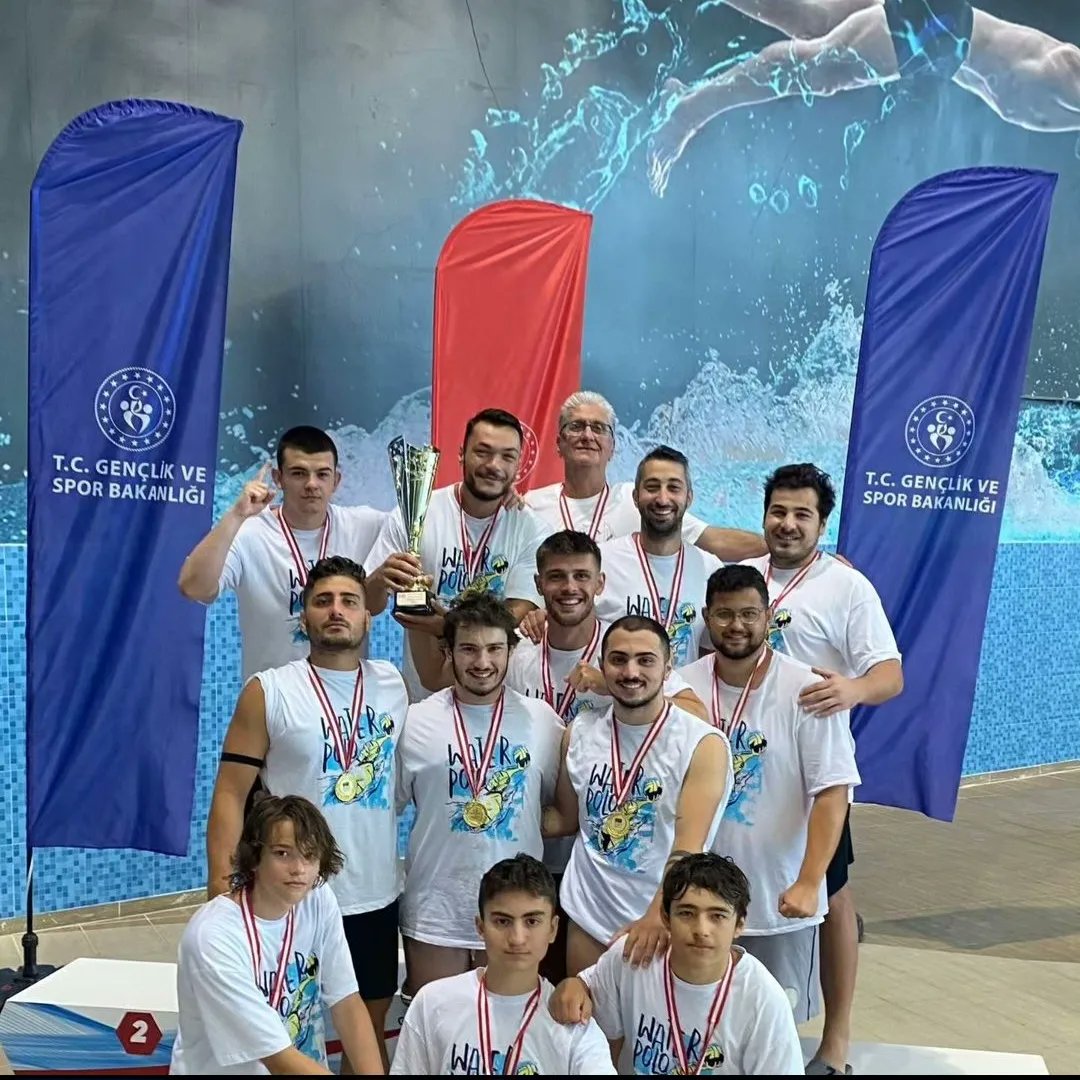 SutopuFed's tweet photo. 7 - 9 Temmuz 2023 tarihlerinde 📍Trabzon'da düzenlenen Büyük Erkekler Terfi Müsabakaları sona erdi.

Müsabakalar sonucunda Yeşilyurt Spor Kulübü nağmalup şampiyon olurken,Nevşehir Gençlik ve Spor Kulübü ikinci,Kayseri Elit Seva Spor Kulübü ise üçüncü oldu. https://t.co/IbSNHnbq2Z