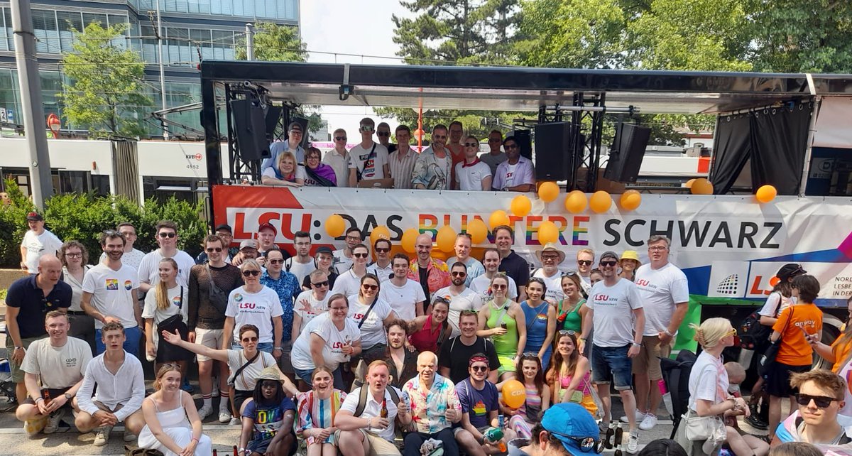 Heute zusammen mit einer coolen Gruppe der <a href="/lsu_nrw/">LSU LV NRW</a> und <a href="/JU_NRW/">Junge Union NRW</a> auf dem #CSDKöln Flagge gezeigt. 

#vollständigvolkspartei 
#köln
#csd
#pride
