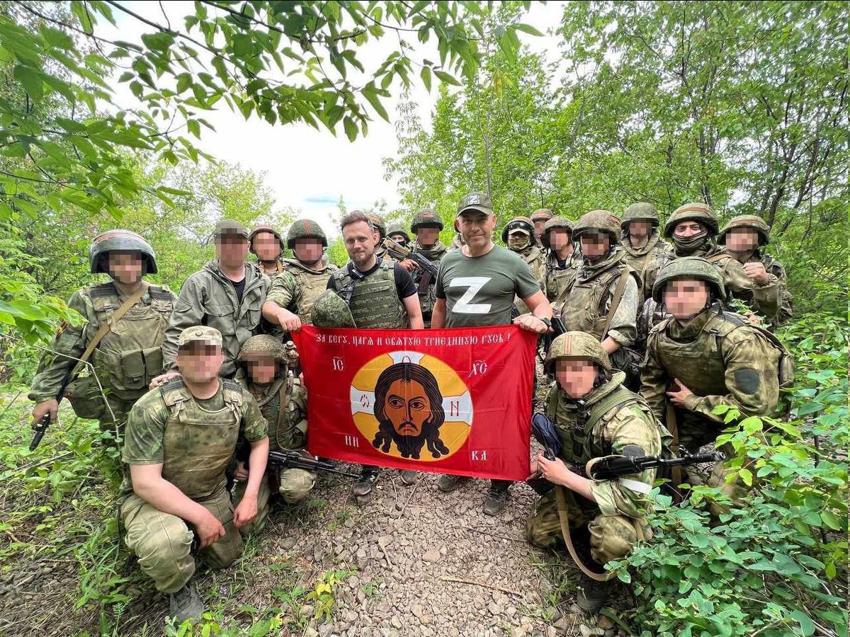 CostinAndriess's tweet photo. In prima imagine, publicata recent de #neamunit, apare un simbol al imperialismului rusesc, folosit si de macelarii din Ucraina (vezi a doua imagine).
In a 3-a imagine, acelasi steag apare langa steagul sovietic, un alt simbol al imperialismului rusesc. https://t.co/bgwammsC21