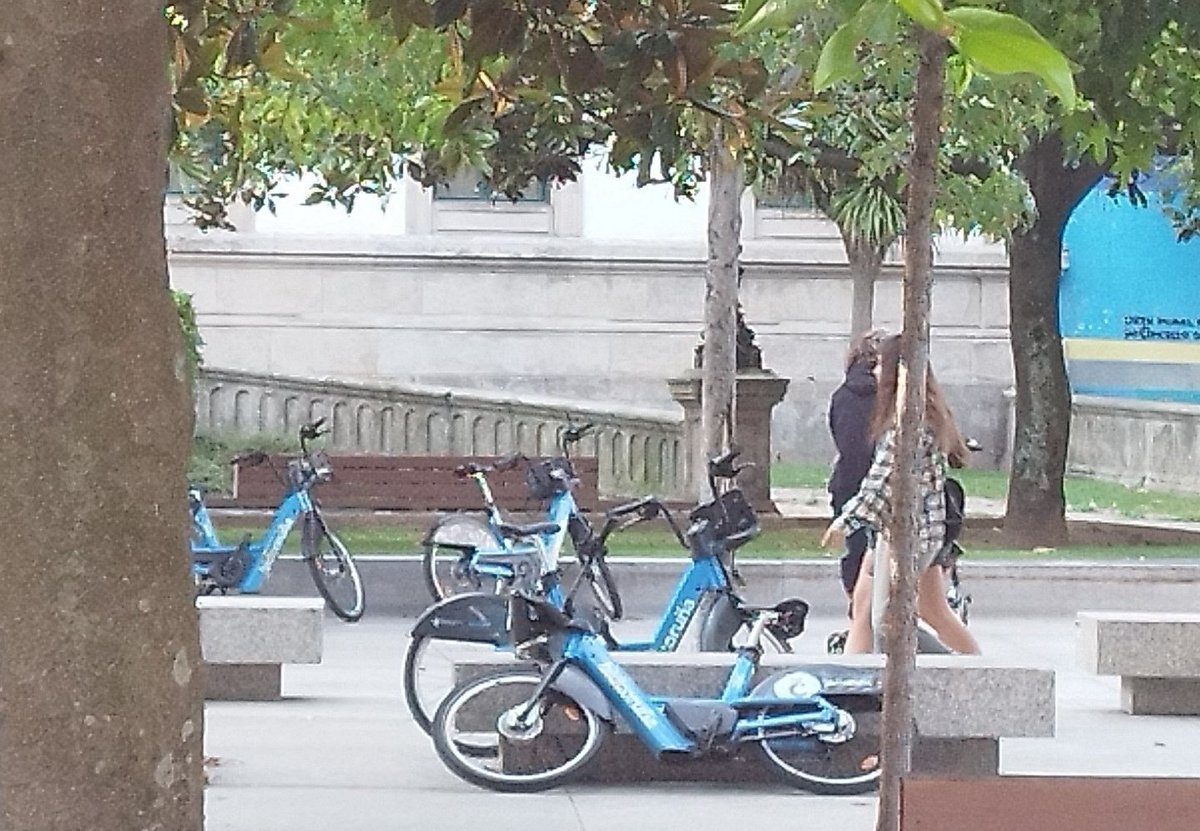 NoelaBao's tweet image. E a pregunta do millón: onde podo atopar bicis eléctricas? Vai recollelas á Praza de Pontevedra, que hai unhas cantas abandonadas #Bicicoruña