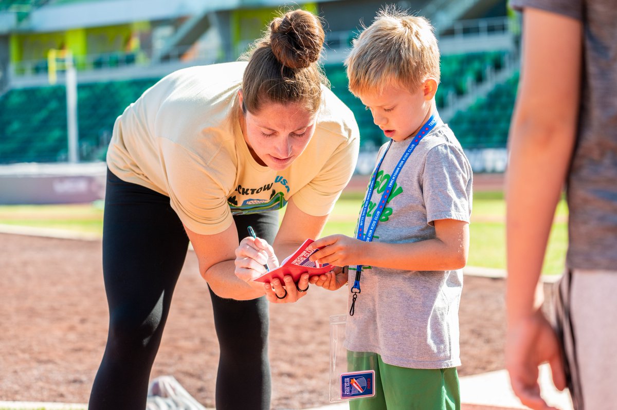 We got warmed up for today's @usatf Outdoor Championships action with a youth throws clinic right here at Hayward Field 🥏 A huge thank you to our clinicians who made this possible!