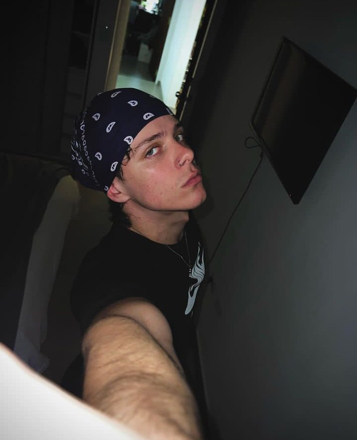 chrissvincent__'s tweet photo. me presento, soy Christian Vincent, tengo dos hermanos @HopeVincent_, y @_GaeelVincent, soy brasileño y tengo 20 años, antes tenía otro apellido pero como ven ya no, bue, me gustaría empezar de cero. 
sean amables y denme rt y fav. ;) https://t.co/lihAuyEdo7