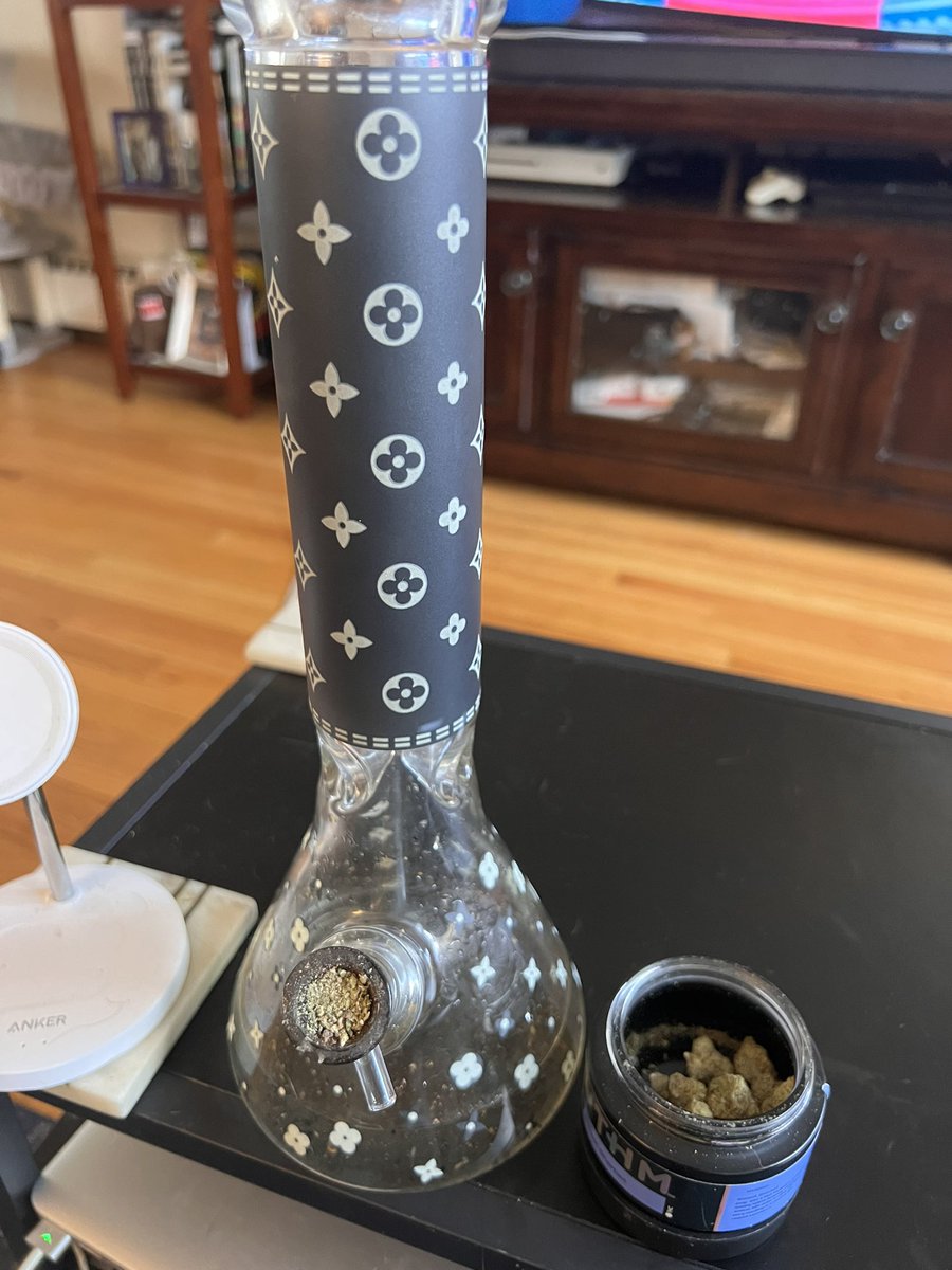 GanjaGodess2890's tweet photo. Time for a nice few bong hits and getting back to my pole classes πππ«Άπ½ππ¨π
#sinfulsunday #bongrips #cannabiscuttie #pocstoners #poleconditioning #polecombination #polechoreography #poledancer #loveyourself #dancing #therapy #myhappyspace #SundayFunday #weedlife #stonerbabe https://t.co/yxXJzMENyn